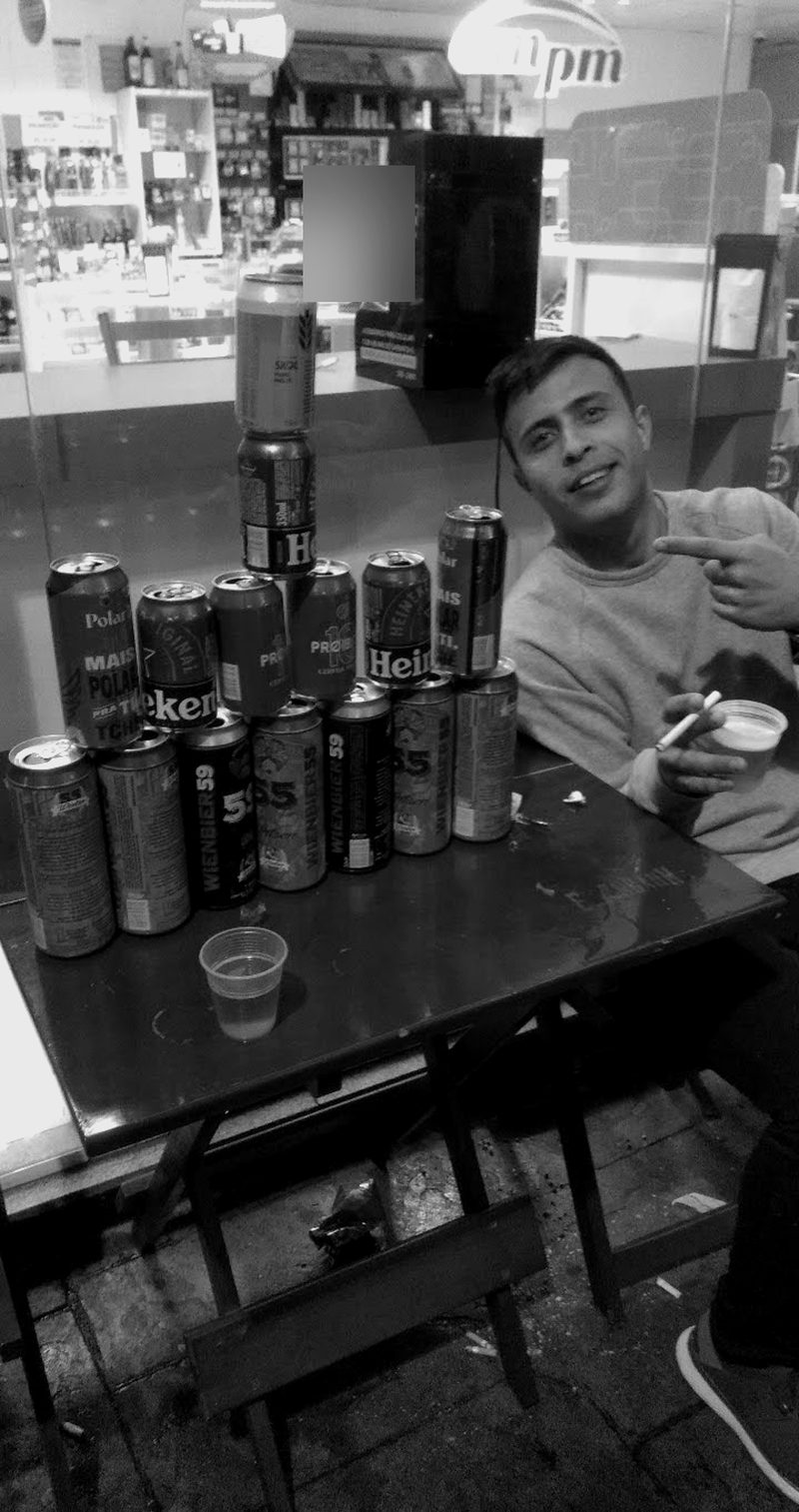 Matheus na época dos vícios, mesa de bar