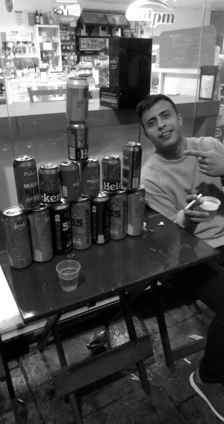 Matheus na época dos vícios, mesa de bar