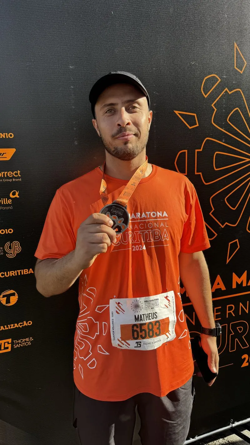 Matheus com a medalha da Maratona de Curitiba